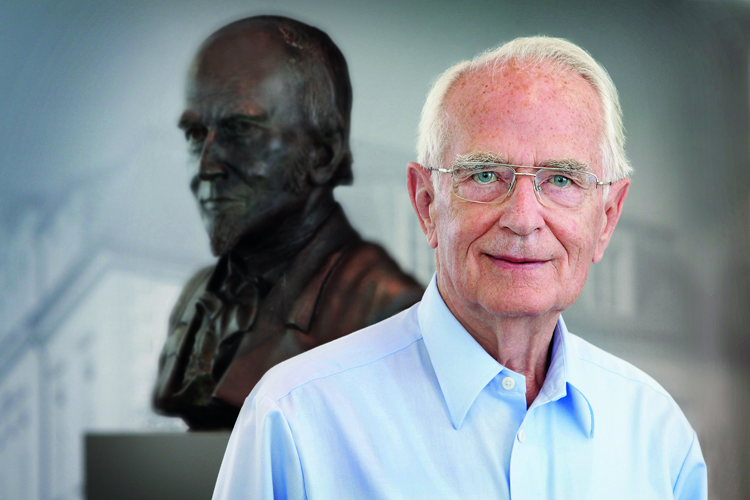 Walter Lange von der Uhrenmanufaktur Lange und Söhne vor der B