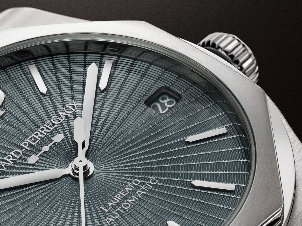 GIRARD-PERREGAUX　LAUREATO 42mm