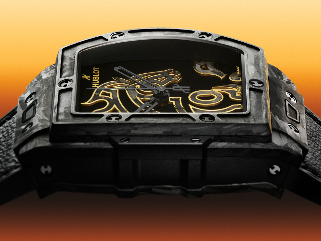 646.QK.1230.VR.CNY26_caseside